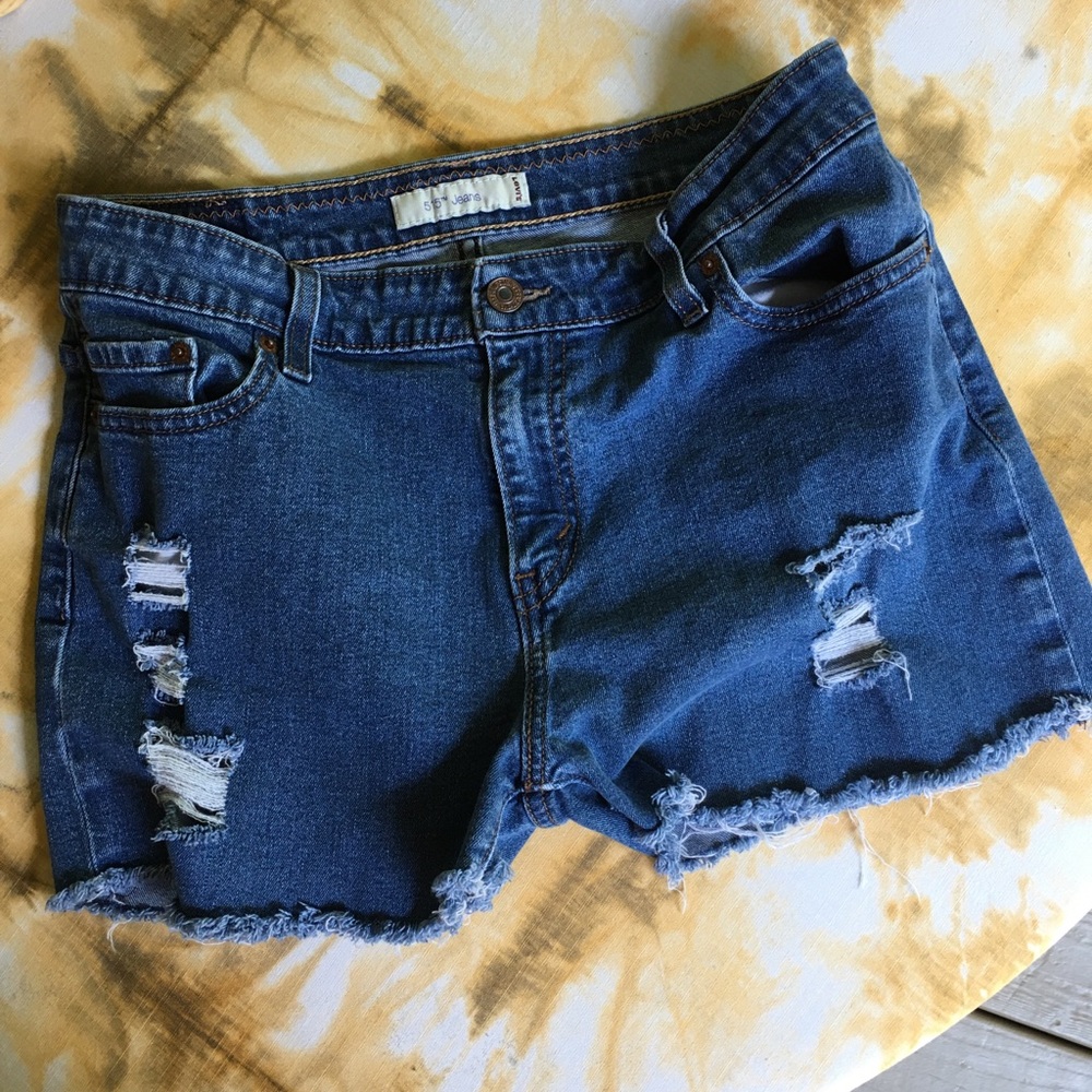 🌺Levi’s 515 Distressed Cutoffs